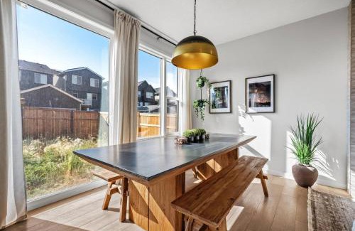 Calgary Casa | Luxury 7 Bedroom House with Karaoke Sound System and 100 Inch Projector