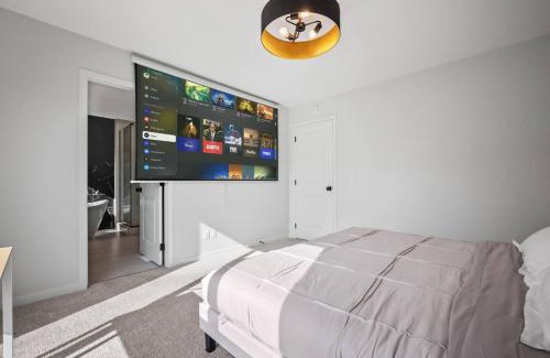 Calgary Casa | Luxury 7 Bedroom House with Karaoke Sound System and 100 Inch Projector