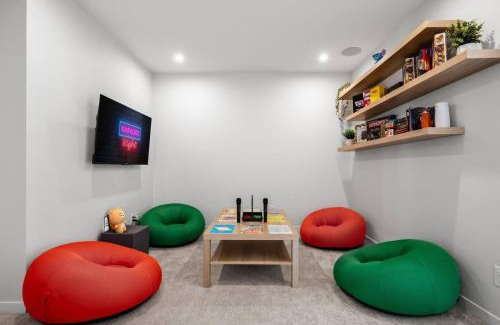 Calgary Casa | Luxury 7 Bedroom House with Karaoke Sound System and 100 Inch Projector
