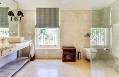 Constantia Villa | Luxury 7 bedroom villa with tennis court