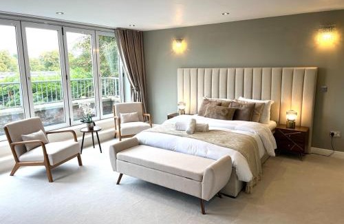 Alderley Edge Casa | Luxury 8- bed Mansion in Prestigious Alderley Edge