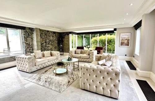 Alderley Edge Casa | Luxury 8- bed Mansion in Prestigious Alderley Edge