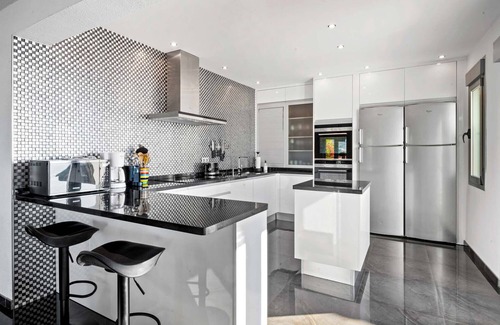 Velilla-Taramay Villa | Villa de lujo de 8 dormitorios y 5 baños con impresionantes vistas y piscina y jardines privados