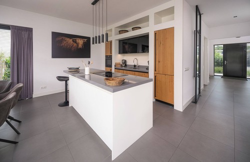 Zeewolde Casa | Luxury 8 person villa on the water with private jetty. Including 2 SUPs, barbecue and wood stove. Enjoy the spacious garden on the southwest and the beautiful wooded and watery surroundings!