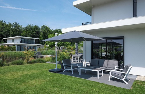 Zeewolde Casa | Luxury 8 person villa on the water with private jetty. Including 2 SUPs, barbecue and wood stove. Enjoy the spacious garden on the southwest and the beautiful wooded and watery surroundings!