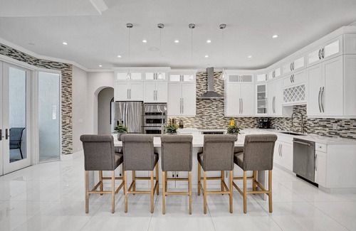 Davie Casa | Luxury 8BR Estate w/ POOL & Gameroom - 24 Guests