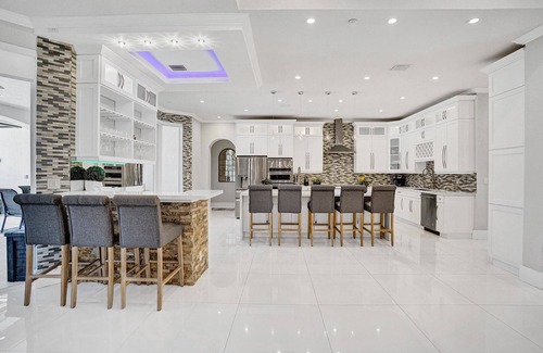 Davie Casa | Luxury 8BR Estate w/ POOL & Gameroom - 24 Guests