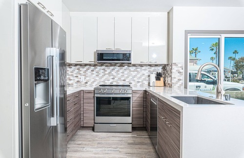 West Newport Condominio | Luxury 8BR Retreat with AC | Modern Upgrades | 2 Oversized Rooftop Decks!