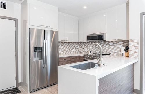 West Newport Condominio | Luxury 8BR Retreat with AC | Modern Upgrades | 2 Oversized Rooftop Decks!