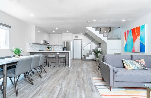 West Newport Condominio | Luxury 8BR Retreat with AC | Modern Upgrades | 2 Oversized Rooftop Decks!