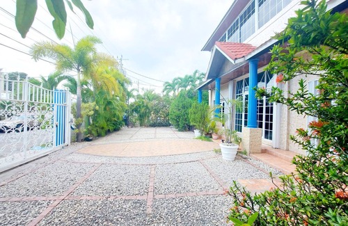 Eastwood Park Casa | Luxury 9BR In Central Halfway Tree @Kingston Manor