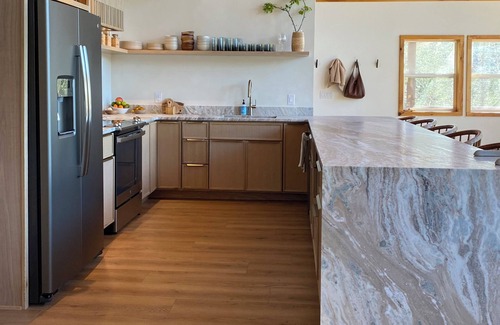 Ellijay Cabina | Luxury A-Frame Cabin, Sleeps 12, Cedar Hot Tub, Game Room, Fishing Pond, Views