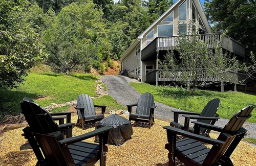 Ellijay Cabina | Luxury A-Frame Cabin, Sleeps 12, Cedar Hot Tub, Game Room, Fishing Pond, Views