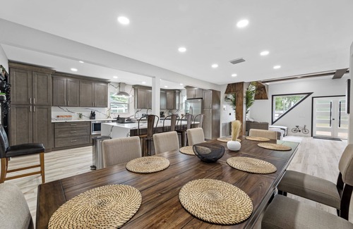 Thonotosassa Casa | Luxury A-Frame Escape: 6BR, 4BA, Pool, Pickleball, Cinema & Ultimate Relaxation!