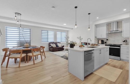 West Edmonton Casa | Luxury | Air Conditioning | 5 Star Stay | Garage Parking | Sleeps 7