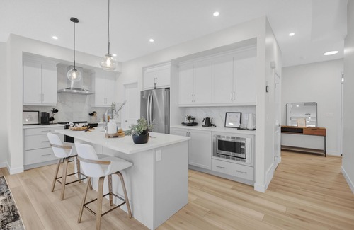 West Edmonton Casa | Luxury | Air Conditioning | 5 Star Stay | Garage Parking | Sleeps 7