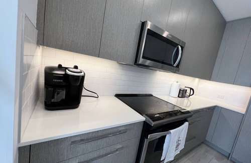 Calgary Condominio | Luxury Airport Suite 2Bed 2Bath w/ heated parking