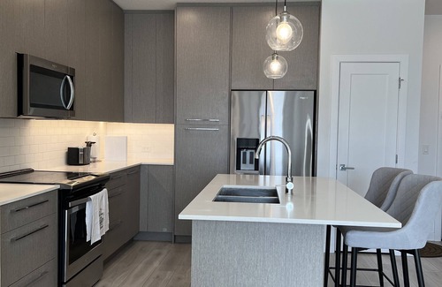 Calgary Condominio | Luxury Airport Suite 2Bed 2Bath w/ heated parking