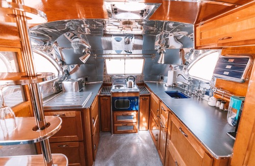 Malibu Alquiler De RV | Luxury Airstream in Malibu - Queen Bee at Free2Bee