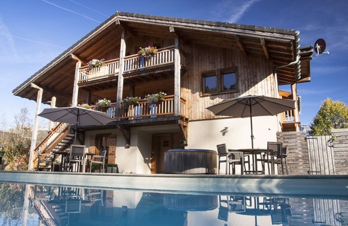 Morillon Chalet De Esquí | "Luxury Alpine Chalet with Hot Tub, Pool, Sauna & Stunning Mountain Views"