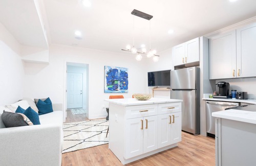 Trinidad Apartamento | Luxury and Bright Remodeled Suite! Close to dwntn, airport & restaurants. Quiet!