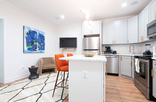 Trinidad Apartamento | Luxury and Bright Remodeled Suite! Close to dwntn, airport & restaurants. Quiet!