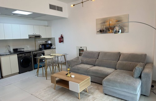 Dubai Apartamento | Luxury and Cozy 1-BHK W/ Huge Balconies, Pool & Gym near Silicon Central Mall
