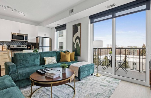 Uptown Apartamento | Luxury and Modern 2BD/2BA condo in Trendy Uptown w Free WiFi, Gym, Patio & View!