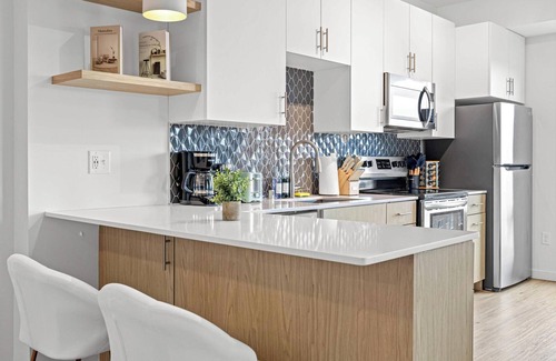 Uptown Apartamento | Luxury and Modern 2BD/2BA condo in Trendy Uptown w Free WiFi, Gym, Patio & View!