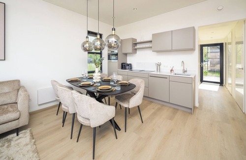Workum Casa | Luxury and space for 6 people: this villa has three bedrooms, two bathrooms, and a sunny roof patio to relax.