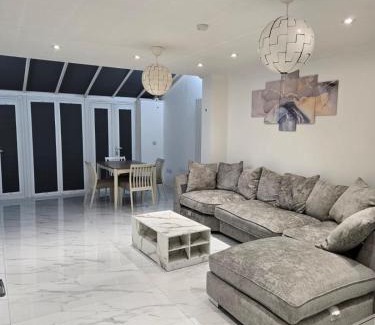 Greenhithe Casa | Luxury and stylish 3 bedroom house or Apartment in Greenhithe - Available for booking as individual Room or as a Whole apartment - 11mins walk to Greenhithe Train Station, 7 mins drive to Bluewater shopping mall