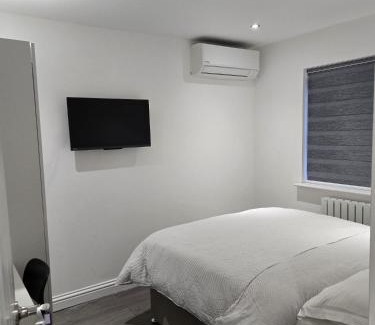 Greenhithe Casa | Luxury and stylish 3 bedroom house or Apartment in Greenhithe - Available for booking as individual Room or as a Whole apartment - 11mins walk to Greenhithe Train Station, 7 mins drive to Bluewater shopping mall