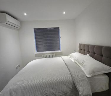 Greenhithe Casa | Luxury and stylish 3 bedroom house or Apartment in Greenhithe - Available for booking as individual Room or as a Whole apartment - 11mins walk to Greenhithe Train Station, 7 mins drive to Bluewater shopping mall