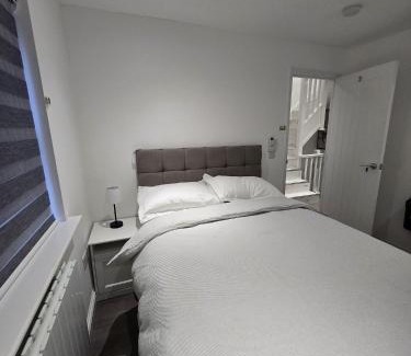 Greenhithe Casa | Luxury and stylish 3 bedroom house or Apartment in Greenhithe - Available for booking as individual Room or as a Whole apartment - 11mins walk to Greenhithe Train Station, 7 mins drive to Bluewater shopping mall