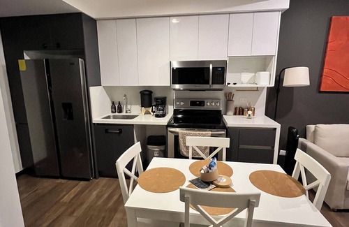 Zona 10 Apartamento | Luxury Apartment - WFH Oasis with Rooftop Pool in Z10 - Safe Neighborhood