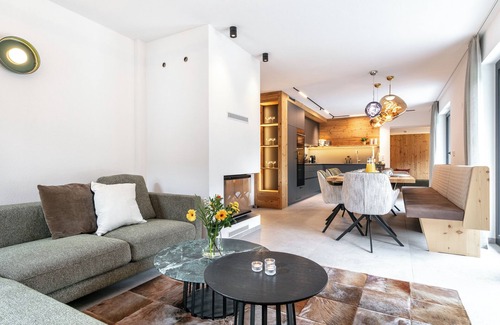 Pettneu am Arlberg Apartamento | Luxury apartment with a fireplace