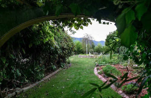 Tawonga South Apartamento | Luxury Apartment-Private Gardens & Mountain Views