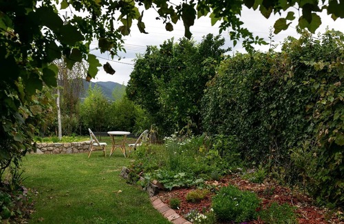 Tawonga South Apartamento | Luxury Apartment-Private Gardens & Mountain Views