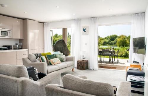 Cirencester Apartamento | Luxury apartment with spa access on a nature reserve Dragonfly HM106