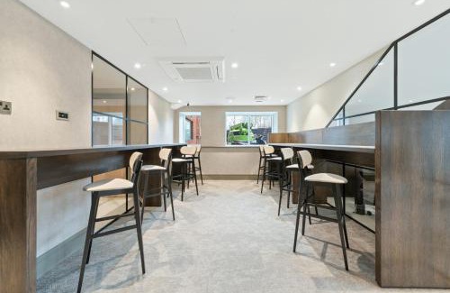 Coombe Hill Apartamento | Luxury Apartment - West Wimbledon with Cinema & Game Room, Gym, Parking