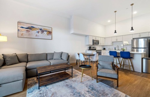 Central Northside Apartamento | Luxury Apartment With Balcony Near Stadiums and Downtown