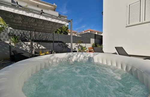 Trogir Apartamento | luxury apartment with garden jacuzzi and wellness
