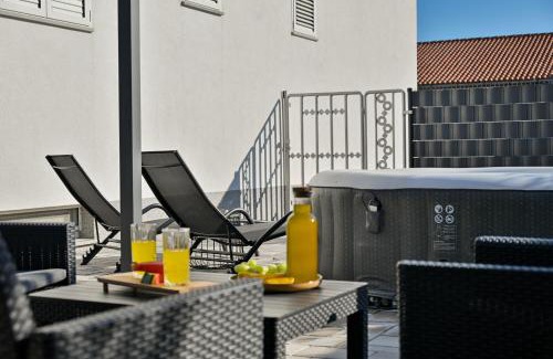 Trogir Apartamento | luxury apartment with garden jacuzzi and wellness