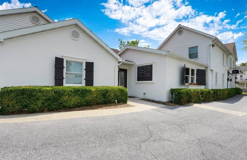 Ephrata Apartamento | Luxury Apartments at Brownstown Unit 6: A Cozy & Inviting 1 Bedroom+Office Suite