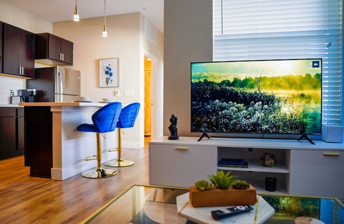 Highland Apartamento | Luxury Apt in Denver w/ King Bed + Private Garage