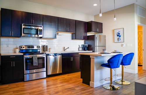 Highland Apartamento | Luxury Apt in Denver w/ King Bed + Private Garage