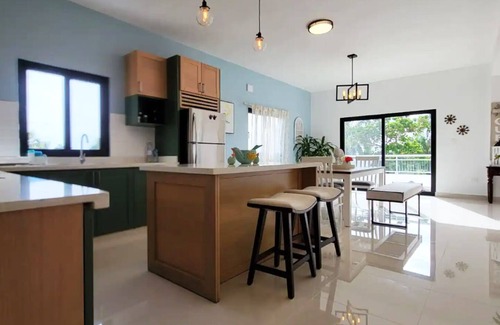 Los Brazos Apartamento | Luxury Apt w/ Pool 5-min Walk to Beach & Ocean World