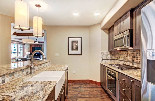 Peak 8 Condominio | Luxury At Base Of Peak 8, Steps From Winter Activities 2 Bedroom Condo by RedAwning