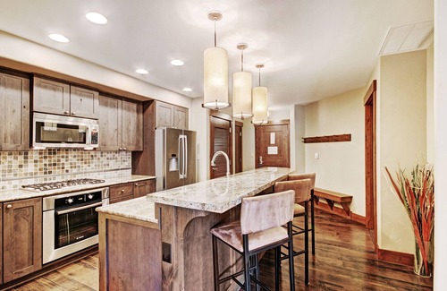Peak 8 Condominio | Luxury At Base Of Peak 8, Steps From Winter Activities 2 Bedroom Condo by RedAwning