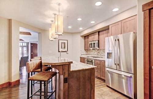 Peak 8 Condominio | Luxury At Base Of Peak 8, Steps From Winter Activities 2 Bedroom Condo by RedAwning